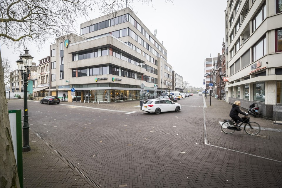 Als het aan de gemeente ligt, wordt de Spoorstraat in Venlo aan de zijde van de banken ING en ABN Amro afgesloten voor doorgaand verkeer. 