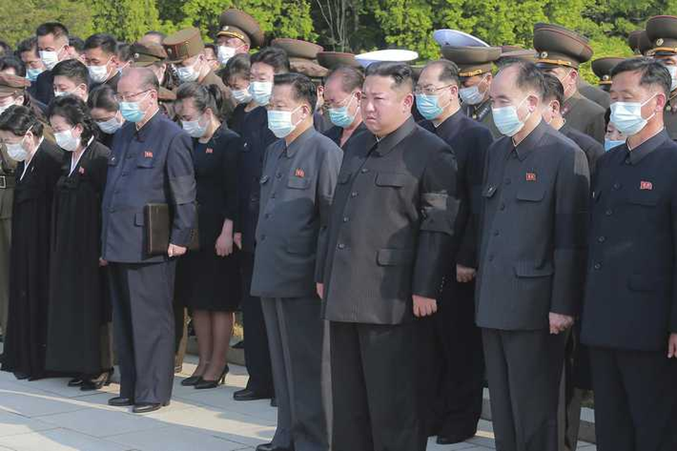 De Noord-Koreaanse leide Kim Jong Un woont een ceremonie bij.  