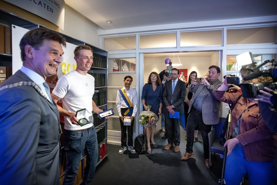 Burgemeester Roel Wever reikt de zilveren erepenning van Heerlen uit aan de succesvolle handbiker Mitch Valize. 