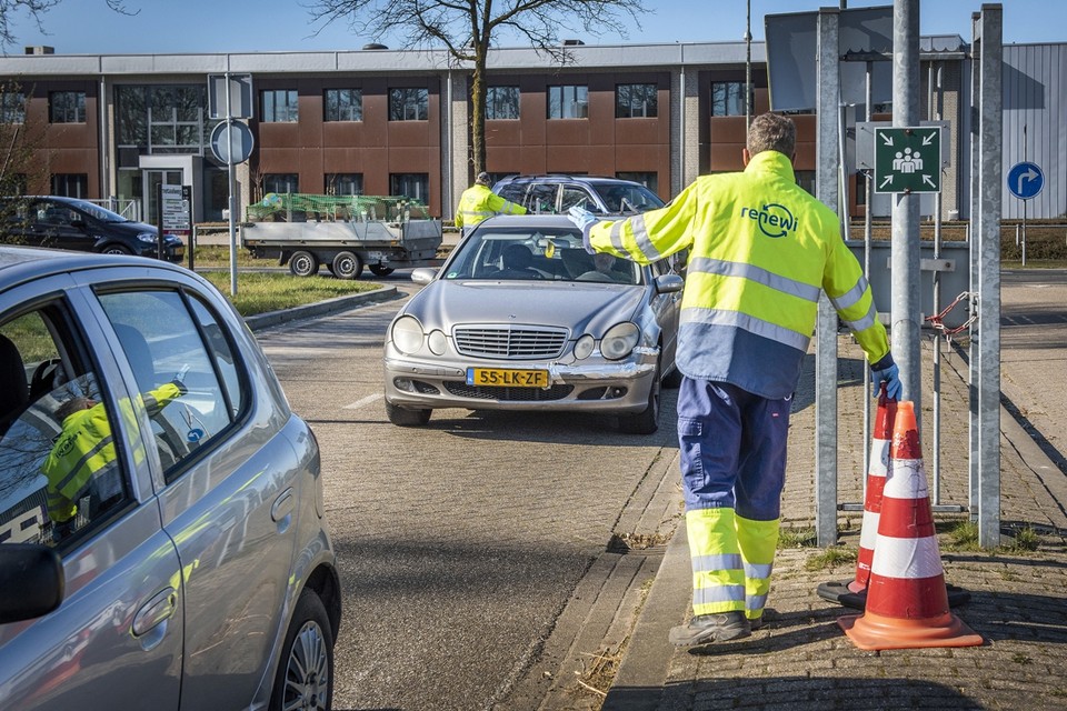 Bij het milieustation in Venray worden auto’s gedoseerd binnengelaten. 