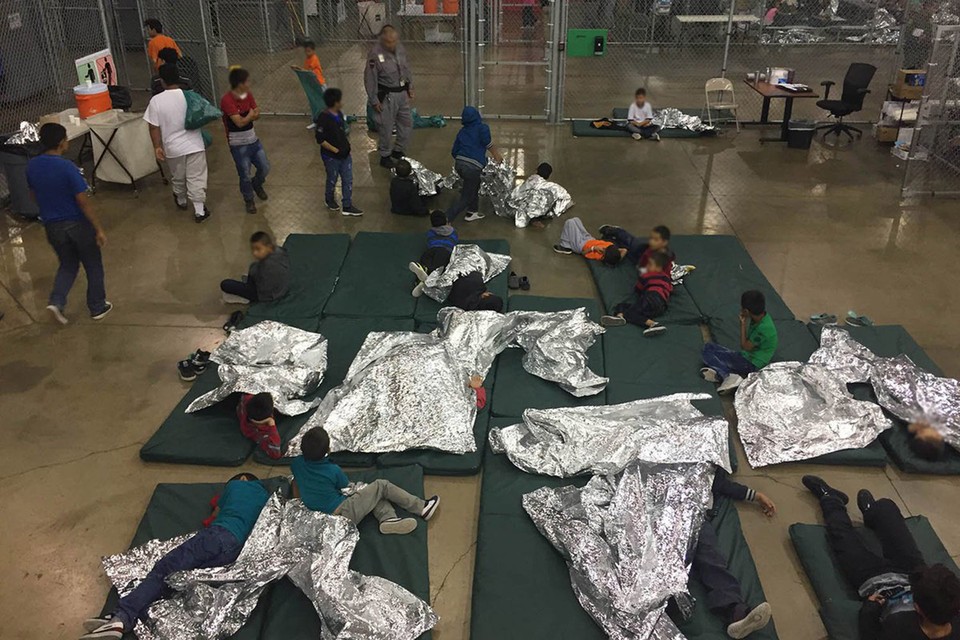 Immigranten in een douanekantoor bij de grens in Texas