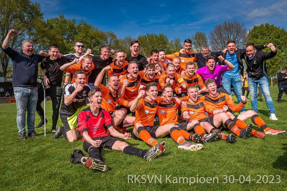 De kampioenen van Neer met in het midden (met gele aanvoerdersband) Remy Geraets.