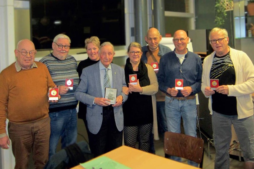Een aantal jubilerende vrijwilligers poseert voor de fotograaf.