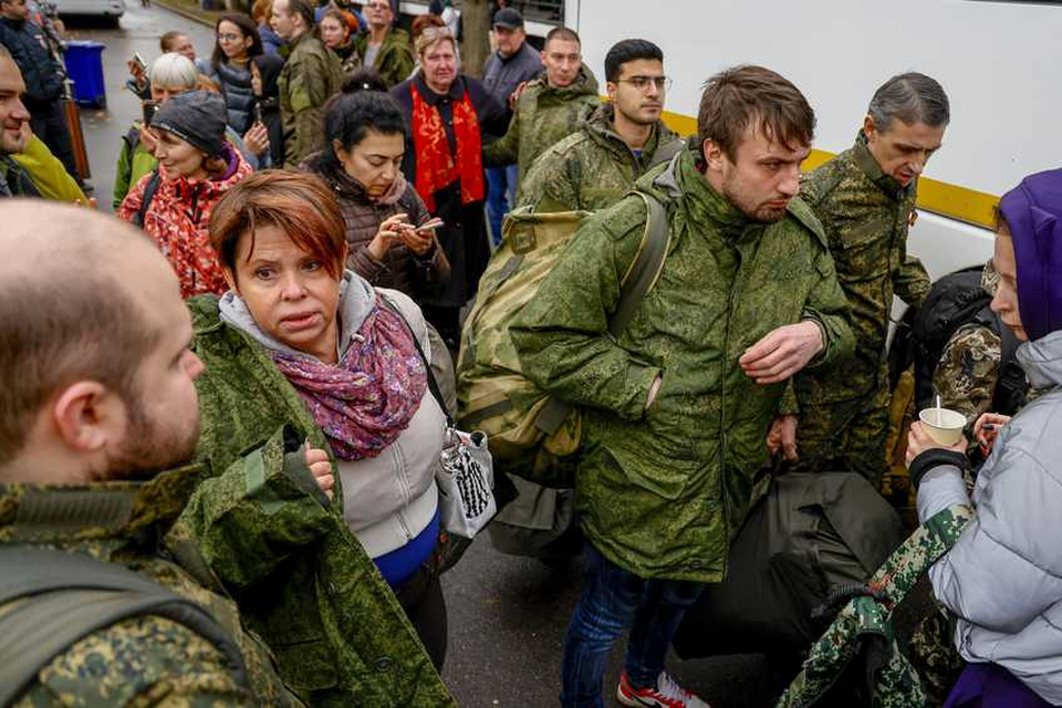 Russen zeggen hun geliefden vaarwel voor ze richting Oekraïne worden vervoerd. 