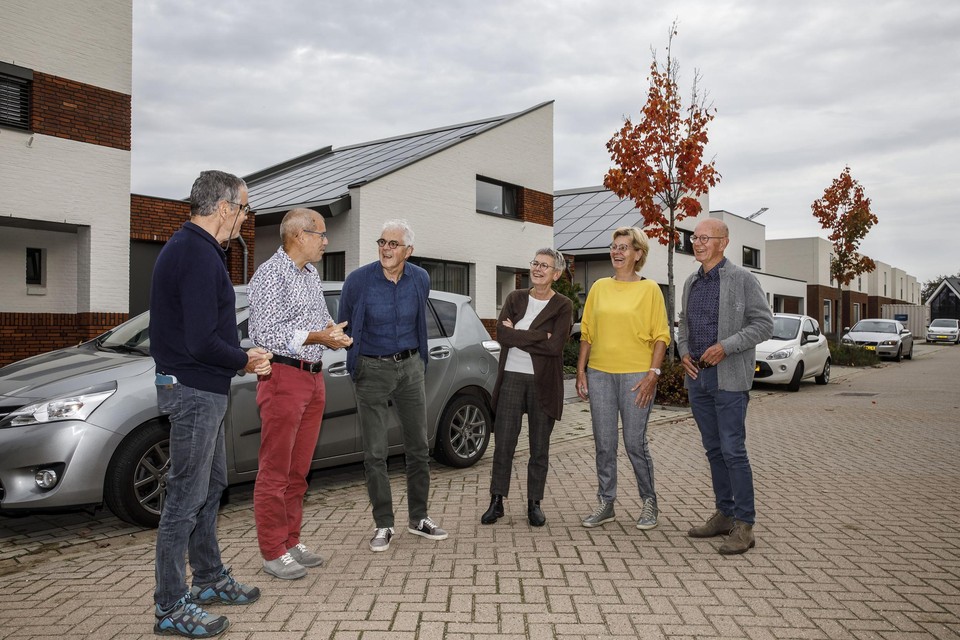 De vier stellen - twee dames ontbreken - voor hun woningen. Vanaf links: Herm, Wim, Henk, Joke, Truus en Chris. 