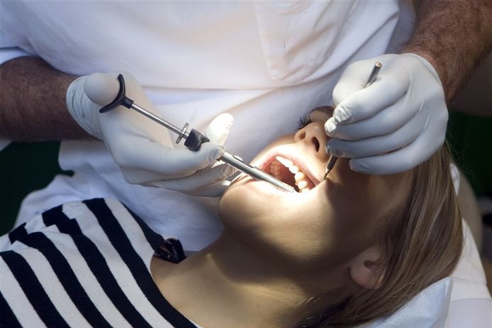Een patiënt wordt verdoofd door de tandarts. Foto ter illustratie. 