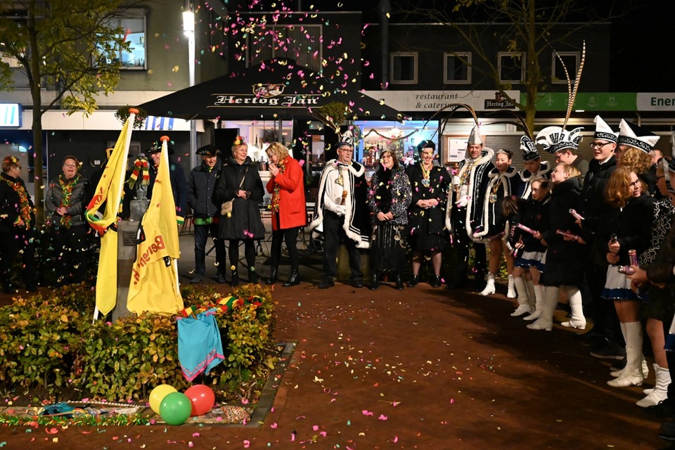 In Nieuw Bergen werd het carnavalsseizoen geopend het beeld van Tontje van Elst 