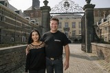 thumbnail: Ronny en Amal Bessems voor de poort van het kasteel