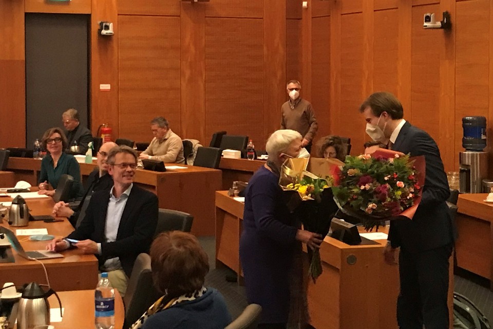 Niels Peeters krijgt bloemen van Marlise Korsten (GroenLinks). 
