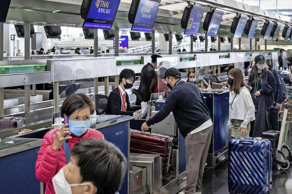 Veel passagiers uit China reizen niet rechtstreeks, maar via oorden als Hongkong, Doha en Istanbul.
