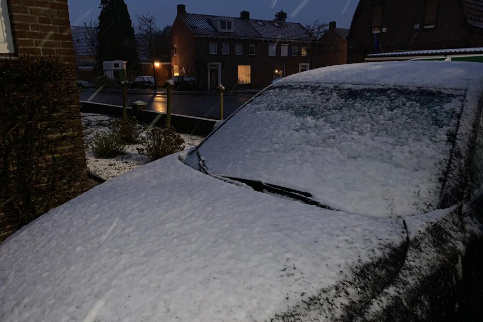 Laagje sneeuw op auto’s in Noord-Limburg. 