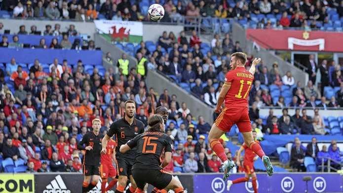 Wales-verdediger Rhys Norrington-Davies (R) probeert het met zijn hoofd.