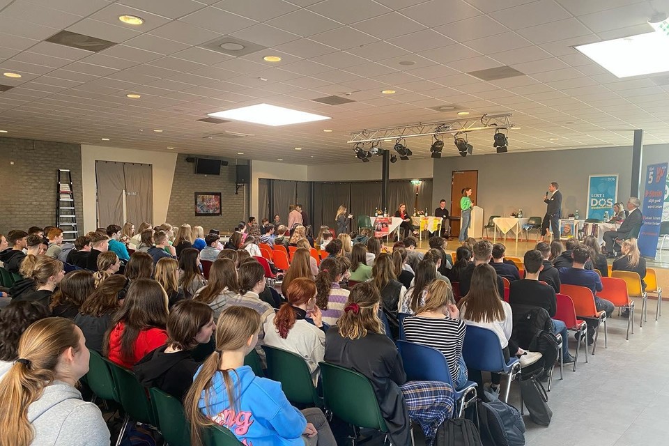 Veel publiek bij het verkiezingsdebat op middelbare school Groenewald in Stein.