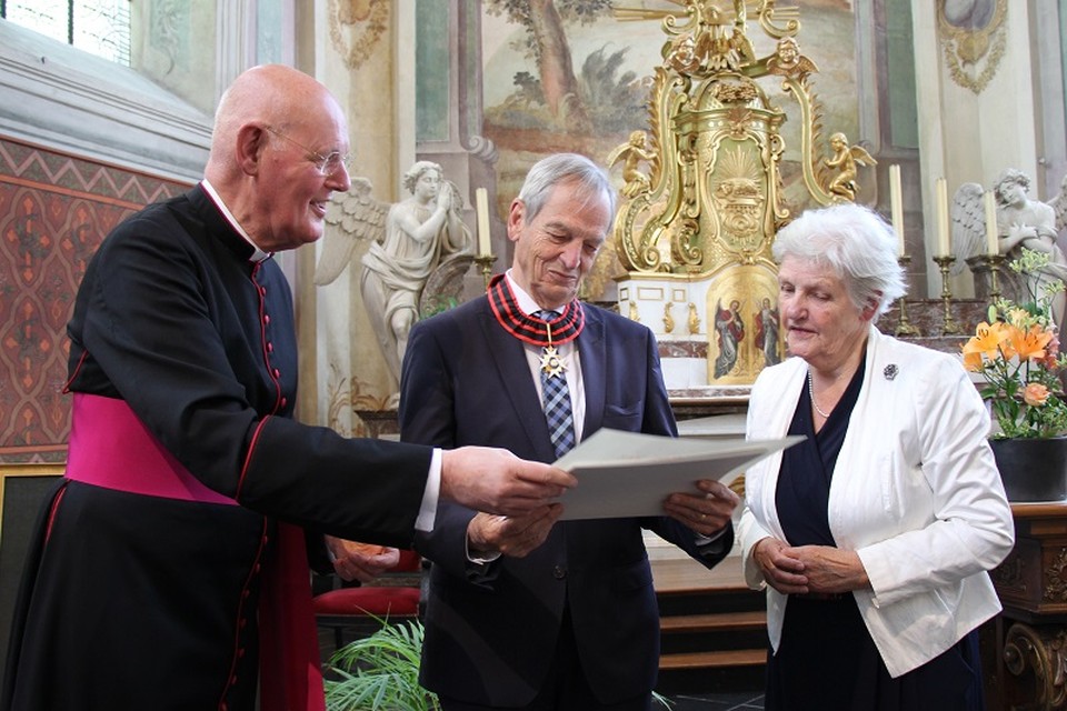 Joep Pluymaekers met zijn pauselijke onderscheiding. 