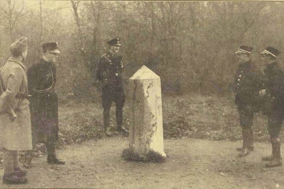 Een typisch plaatje aan het drielandenpunt bij Vaals; een Nederlandse soldaat en een marechaussee, een Duitse SS-man en twee Belgische gendarmen in een gemoedelijk onderhoud. 