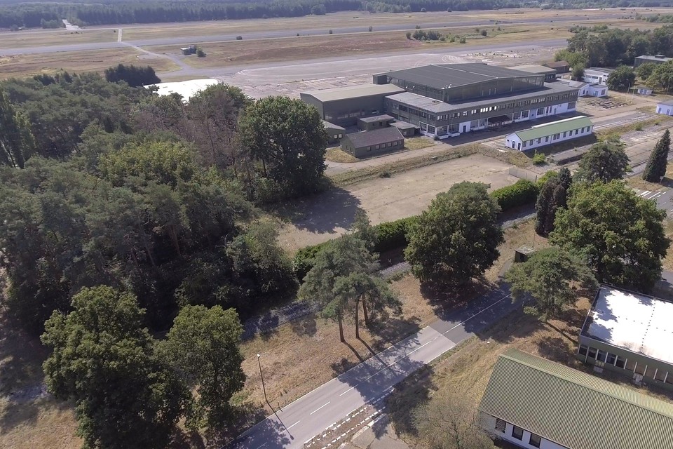 Een deel van het terrein van de voormalige luchtmachtbasis RAF Brüggen, met boven de startbaan.  