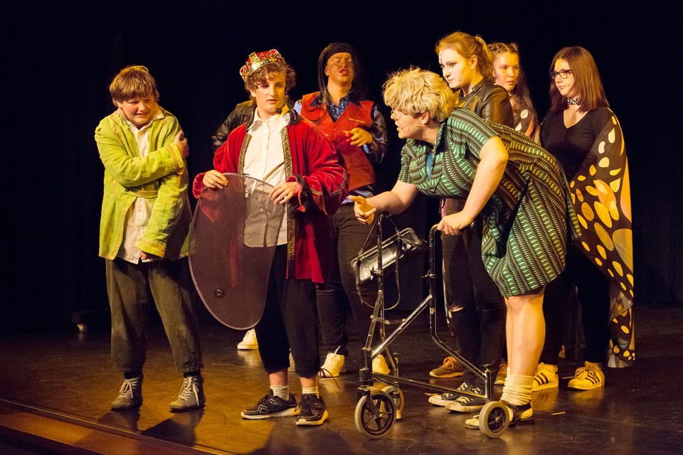 Een musicalgroep van Jeugdtheater Landgraaf in actie. 