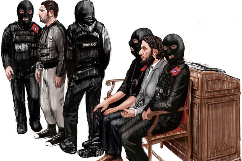 Een rechtbanktekening die vorig jaar in Brussel werd gemaakt van Salah Abdeslam (tweede van rechts) en Sofiane Ayari (tweede van links). 