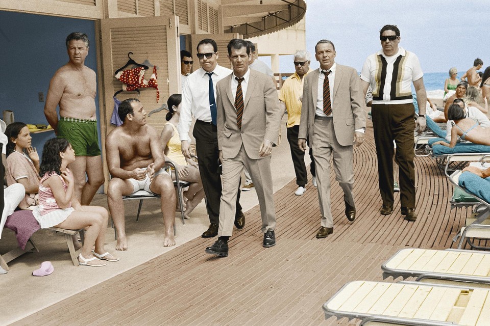 Frank Sinatra met bodyguards (1968).