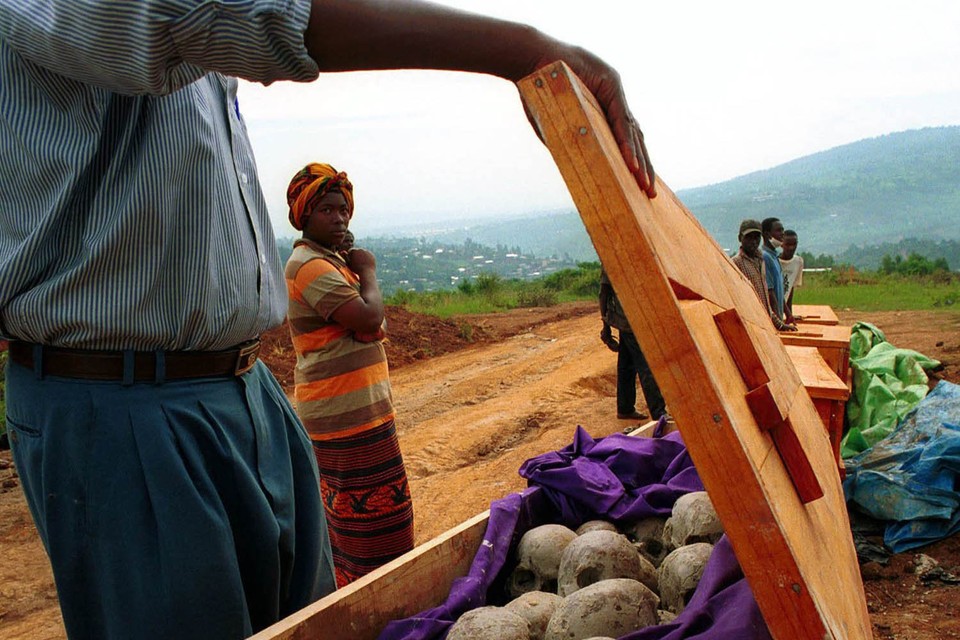 In 2000 werden in Rwanda resten van slachtoffers opgegraven uit massagraven, om herbegraven te worden.  
