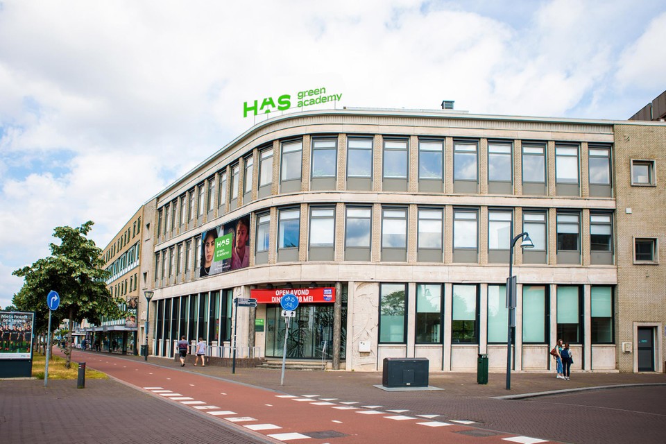 De vestiging in Venlo krijgt een nieuw logo op het dak. 