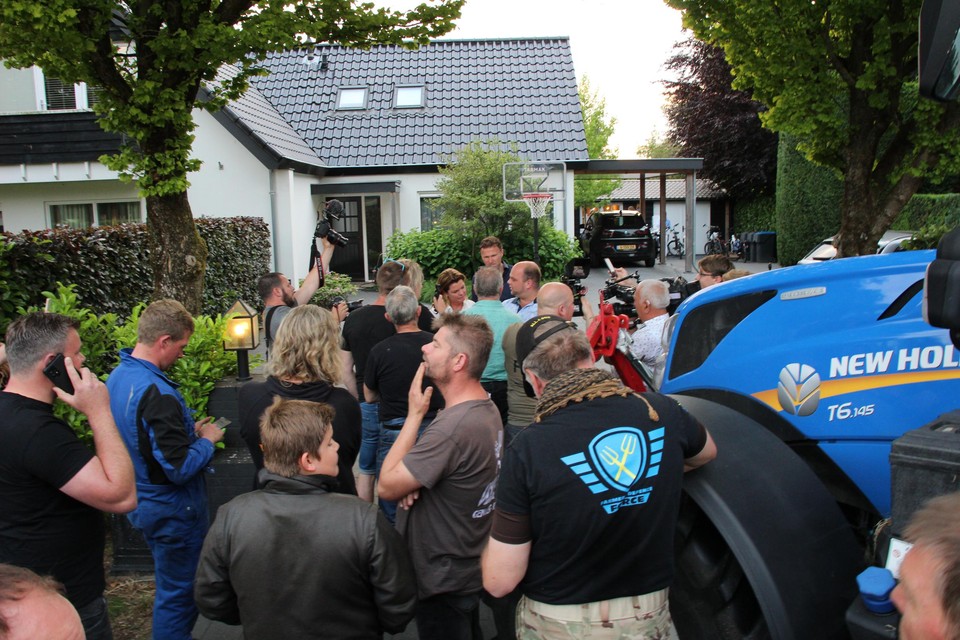 Demonstrerende boeren voor de woning van stikstofminister Christianne van der Wal. 