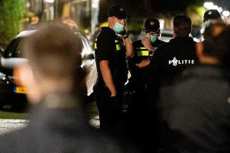 Politieonderzoek bij een woning in Vlaardingen in 2018 in verband met een grote anti-terreuractie waarbij zeven mannen werden aangehouden in Weert en Arnhem. 
