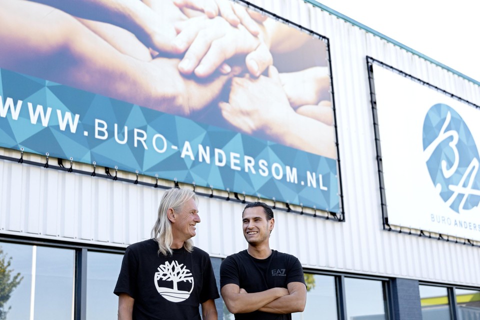 Theo (links) medegrondlegger van Buro Andersom en medewerker Miko, voor het nieuwe onderkomen in Belfeld.