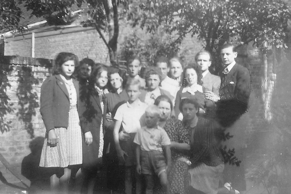 24 augustus 1942: de kinderen Zeligman nemen in de tuin van de slagerij afscheid van vrienden en bekenden, voordat ze een dag later door de Duitsers worden afgevoerd. 