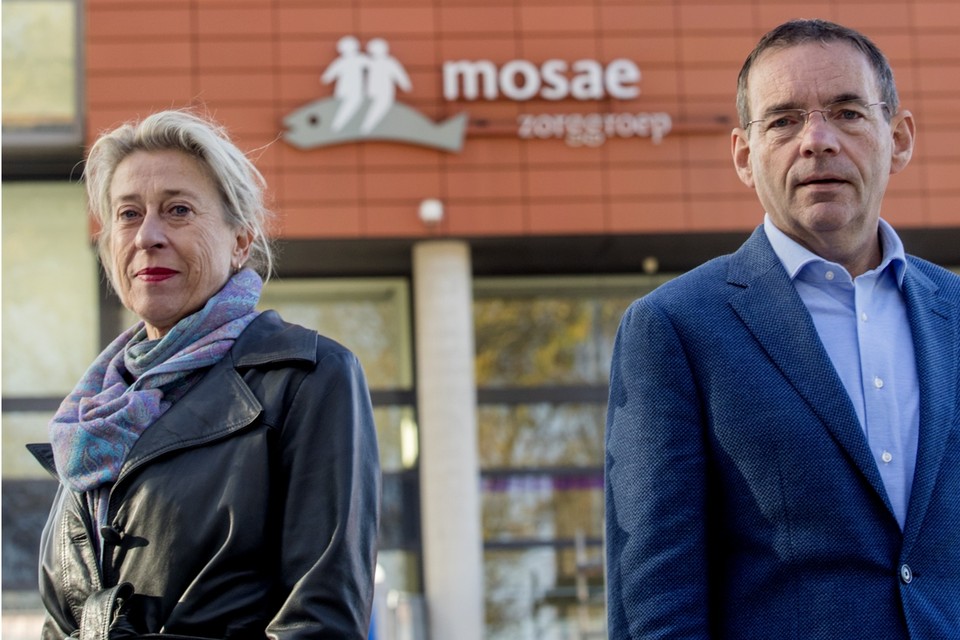 Anitra Louwers en Frank Beffers, respectievelijk interimbestuurster en directeur zorg bij Mosae. 
