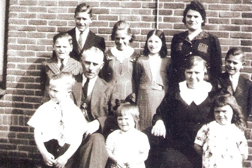 De familie Philipsen uit Ysselsteyn op een foto uit 1941. 