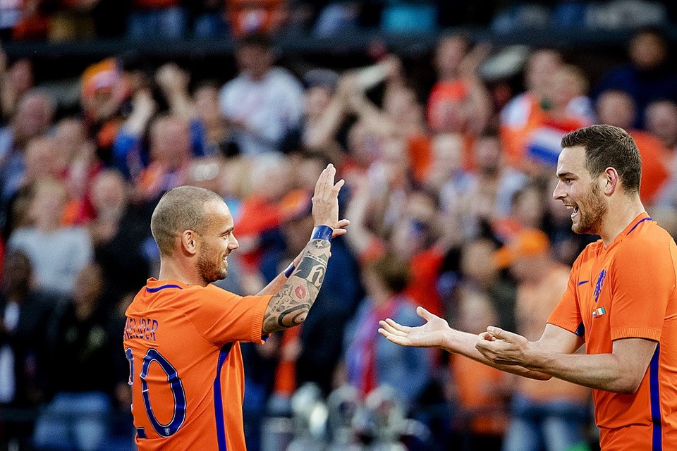 Wesley Sneijder en Vincent Janssen juichen na de 5-0 tegen Ivoorkust.