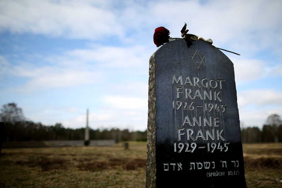 Herdenkingsmonument voor Anne en Margot Frank in Bergen-Belsen. 
