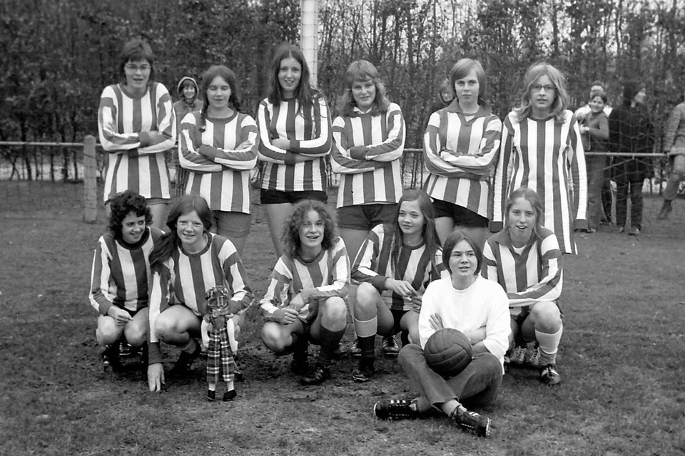 Het eerste vrouwenelftal van Sparta ‘18 uit 1972 met staand tweede van rechts Mariet Gommans.