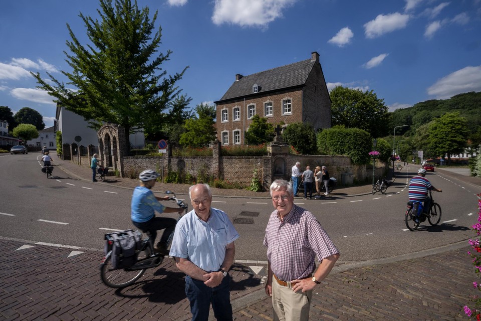 Henk Van Empel en Guil Lemmerlijn in de scherpe bocht tegenover de kerk van Slenaken. 