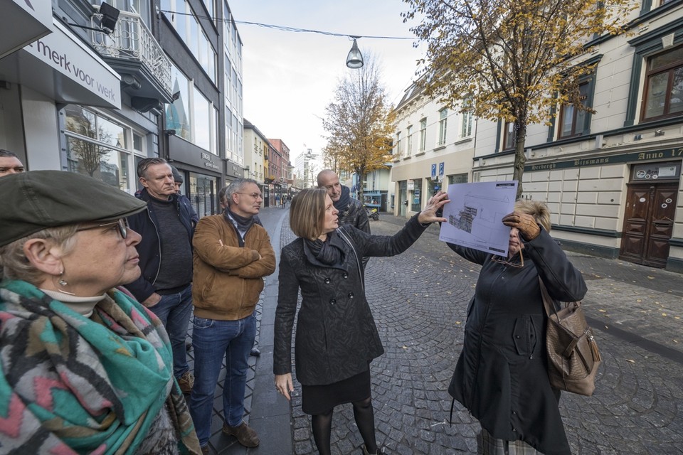 Miriam Jongen (midden) dient binnenkort een plan in bij de gemeente Heerlen om Bijsmans en het buurpand bij een achtergelegen wooncomplex te trekken. Een derde pand zou worden gesloopt en als doorgang naar een binnenplaats leiden. 