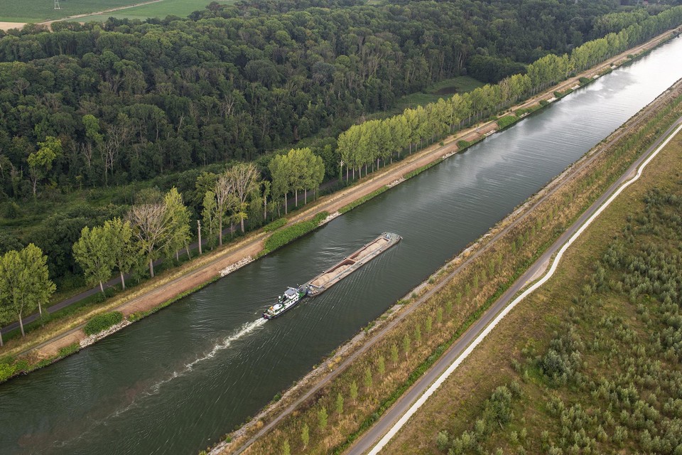 Beroepsvaart op het Julianakanaal ter hoogte van Echt. 