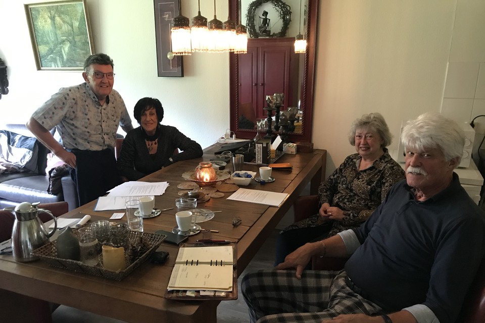 Douvenrade-bewoners Harry van Hensberg, Gertie Manuel en Marijke Stienen (v.l.n.r.) willen weer volledige maaltijden. Rechts raadslid Peter Kastrop.  