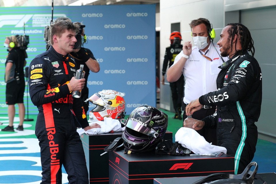 Max Verstappen praat na de race met de superieure Lewis Hamilton. 