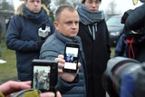 thumbnail: De eigenaar van de transportfirma toont een foto van de vermoordde chauffeur.