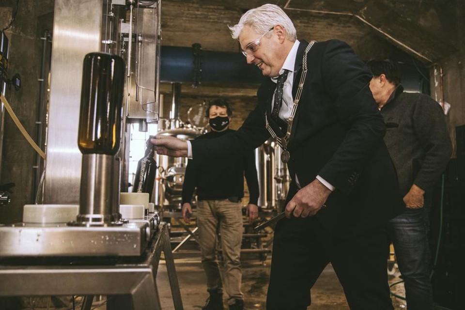 Burgemeester Eric Geurts van Beekdaelen vult het eerst flesje Bie Beer.  