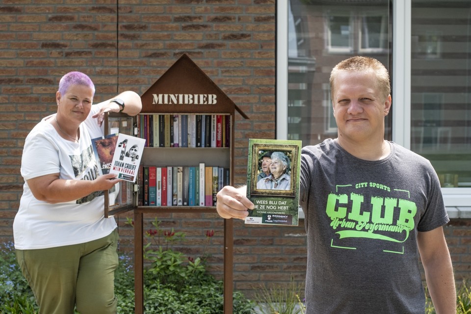 Bryan Fohler en Veronique Wilbrink bij de minibieb in hun voortuin in Landgraaf. 