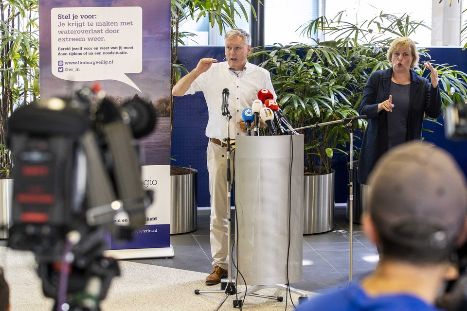 Antoin Scholten tijdens de persconferentie over het hoogwater in Noord- en Midden-Limburg. 