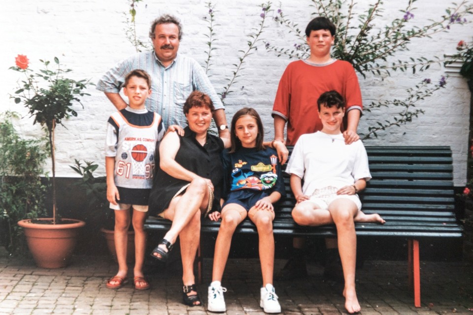 Willem en Ursula Kleuskens met Adnan Cviko en Mirela Causevic en (rechts) hun eigen kinderen Tom en Silvia. 