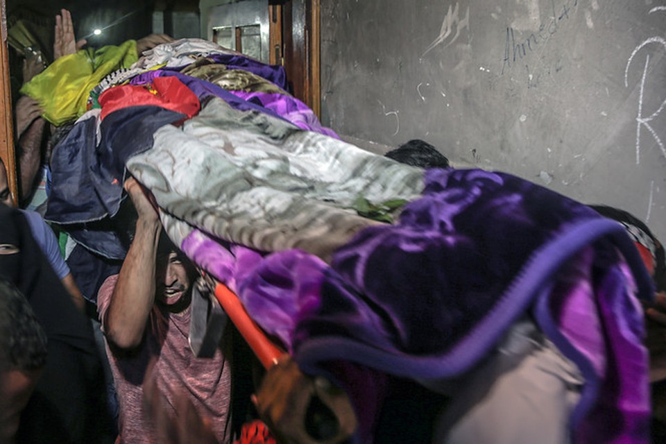 Rouwende Palestijnen dragen het lichaam van verpleegkundige Razan al-Najar tijdens haar begrafenis zaterdag.