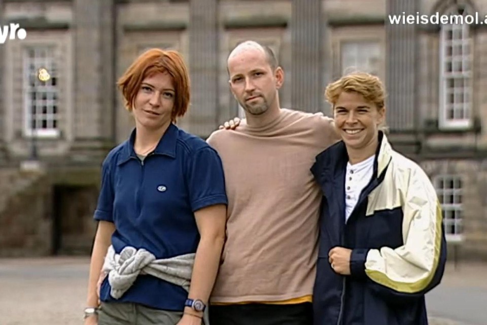 De drie finalisten van het tweede seizoen van ‘Wie is de Mol?’, met rechts Yvonne Schroeder.