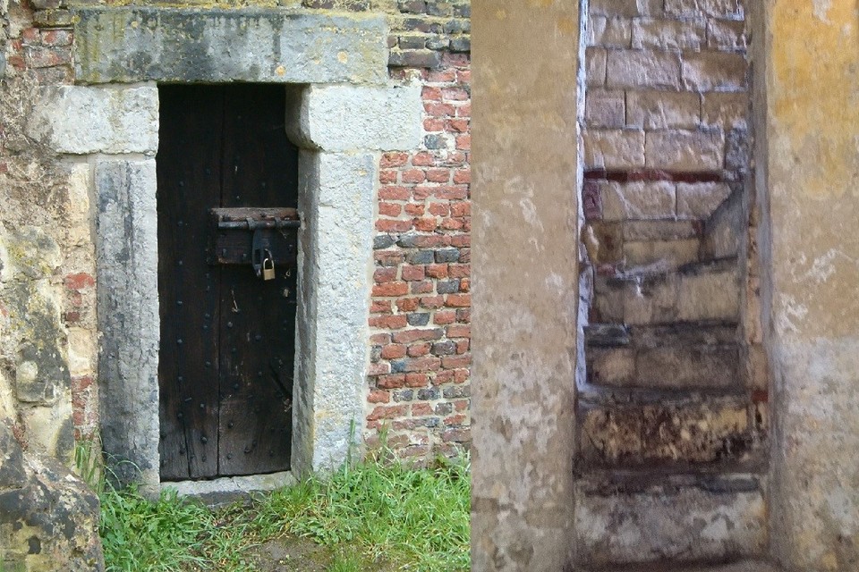 Het poortje van en de trap naar de gevangenis in de Rode toren van kasteel Stein. 