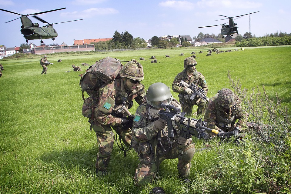 Bij de oefening Joint Falcon worden soldaten met helikopters afgezet en weer opgehaald. 