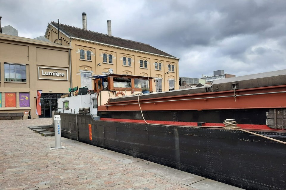 De Oostenwind ligt aangemeerd in het Bassin in Maastricht, in het tentoonstellingsschip staan verhalen centraal van (Limburgse) bewoners die langs de Zuid-Willemsvaart werken en wonen. 