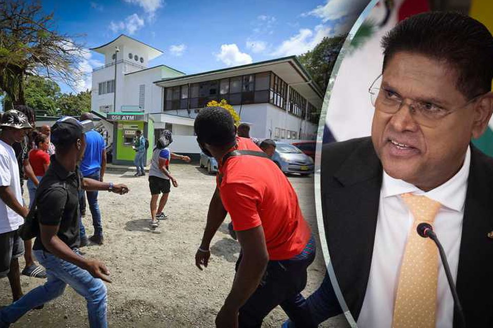 Critici zeggen na de rellen in Paramaribo dat de Surinaamse regering van president Chan Santokhi (r.) veel meer moet doen om de verloedering in het land tegen te gaan.